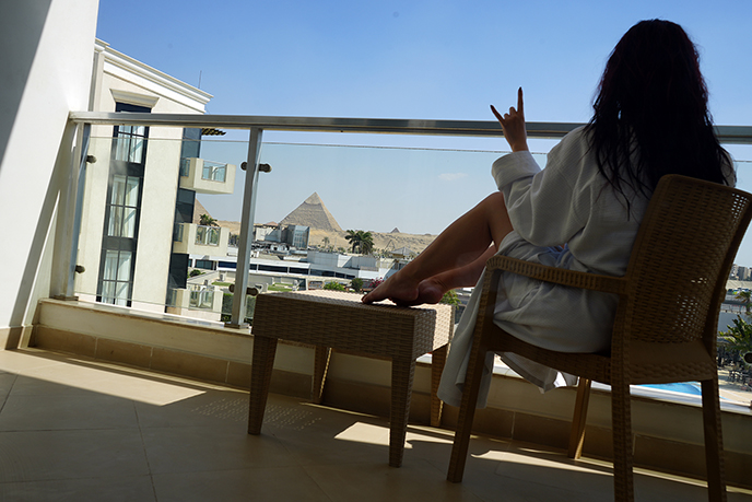  hotel room with patio window views of pyramids