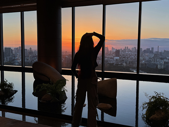 lobby lounge view sunset window Four Seasons Hotel Tokyo at Otemachi